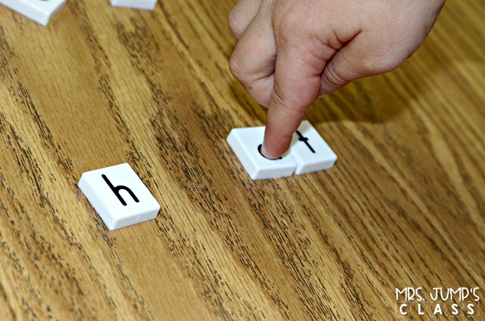 Blending sounds activities. Her er nogle sjove fonologiske bevidsthedsaktiviteter, som du kan lave med dine elever i en lille gruppe, som et elevcenter eller som en intervention. Se, hvordan vi også lærer eleverne begynderlyd og rim!