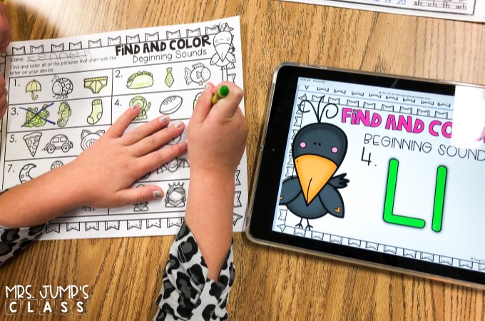 ELA Digital centers that are perfect for the Fall season. Students practice rhyming, syllables, beginning sounds, word families, letter recognition, and more!