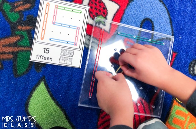 A student is making the number 15 on a geoboard with rubberbands