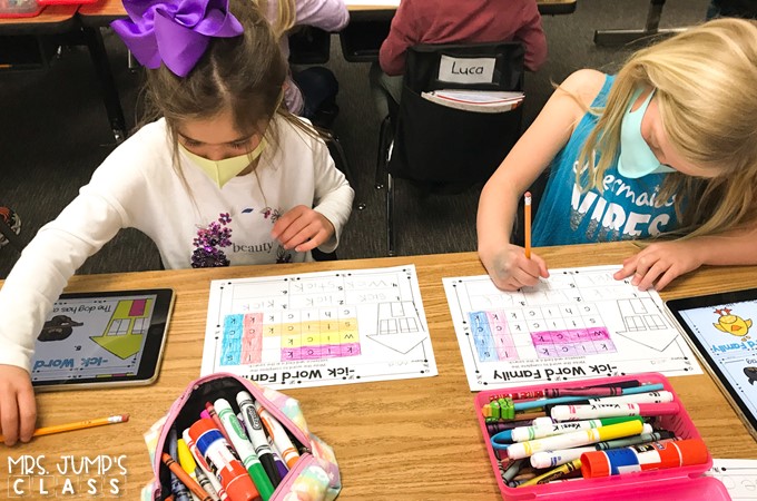 Digital literacy centers for kindergarten and 1st grade to practice ELA skills. Students practice word families, blends, rhyming, syllables, digraphs, vowel sounds, and more! 