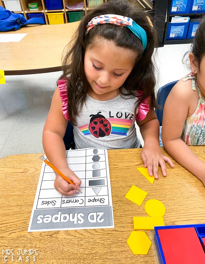 Kindergarten math lesson plans for teaching numbers to 5, 2D shapes, and 3D shapes. This resource provides detailed instruction for your first 4 weeks of math!